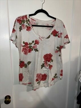 V-Neck Rose Print Tee - White with Red Roses